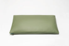 セージグリーンの枕カバー
