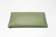Funda de almohada clásica en dos tonos negro/verde salvia
