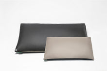 Funda de almohada MINI clásica de 2 tonos en negro/gris piedra con inserto